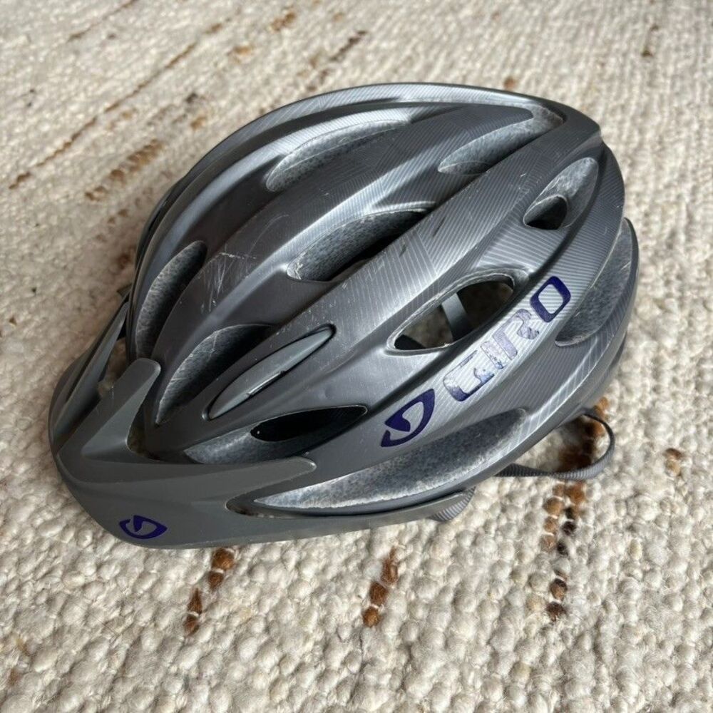 Giro Verona Womens Cycling Helmet Acudial Fit System and Snap Fit Visor USED